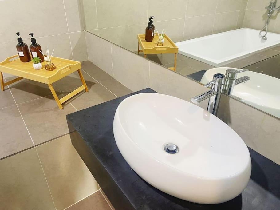Apartment Muji Style Kl Gateway Premium With Infinity Pool Bathtub Kuala Lumpur