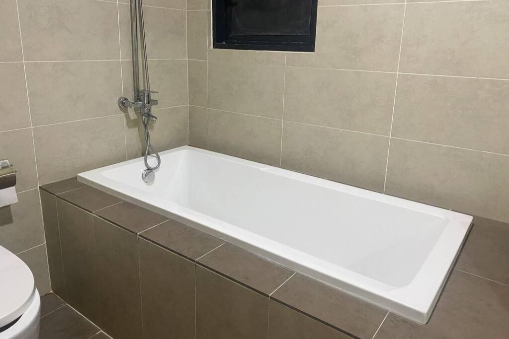 Muji Style Kl Gateway Premium With Infinity Pool Bathtub Apartment