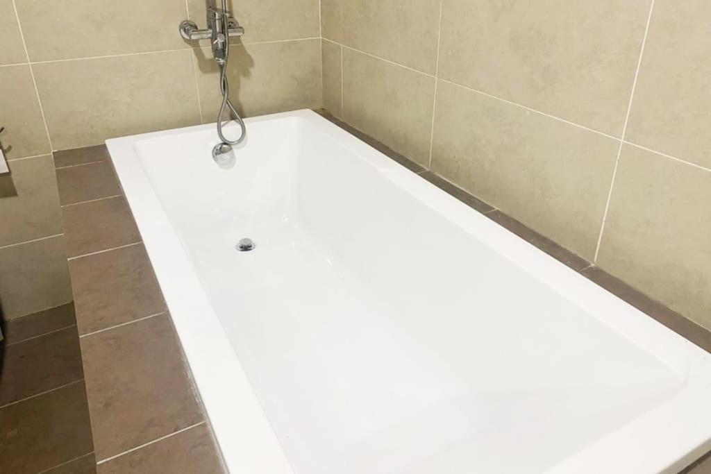 Muji Style Kl Gateway Premium With Infinity Pool Bathtub * Kuala Lumpur
